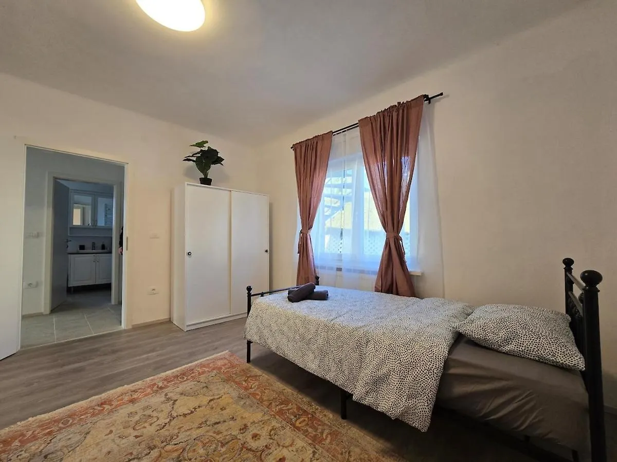 Apartment Barje Ii, Bright&Sunny, Private Parking Ljubljana 0*,